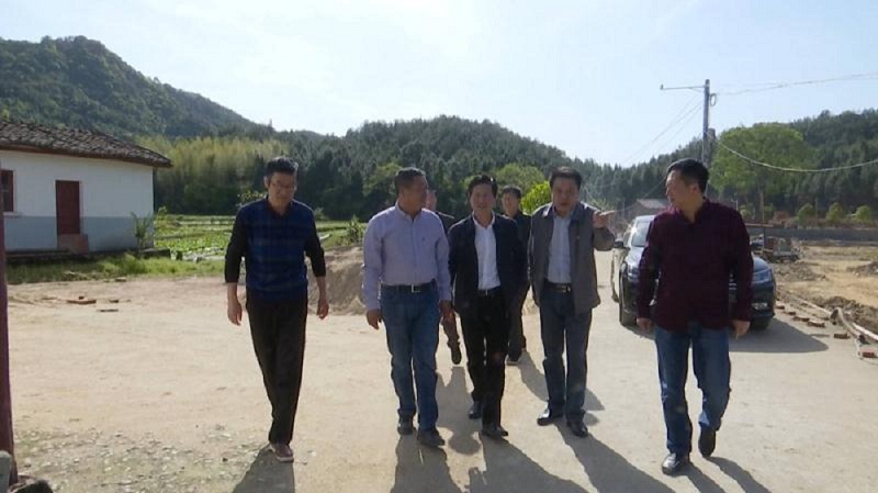 符水俊到寨里镇调研省市重点项目的建设情况