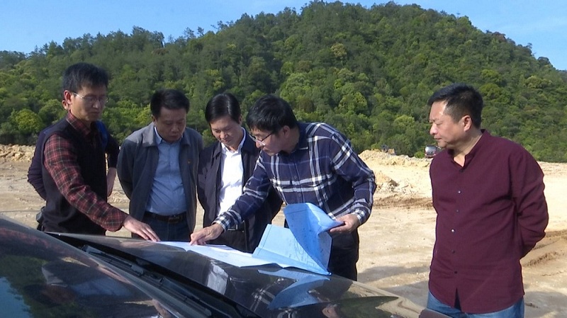 符水俊到寨里镇调研省市重点项目的建设情况